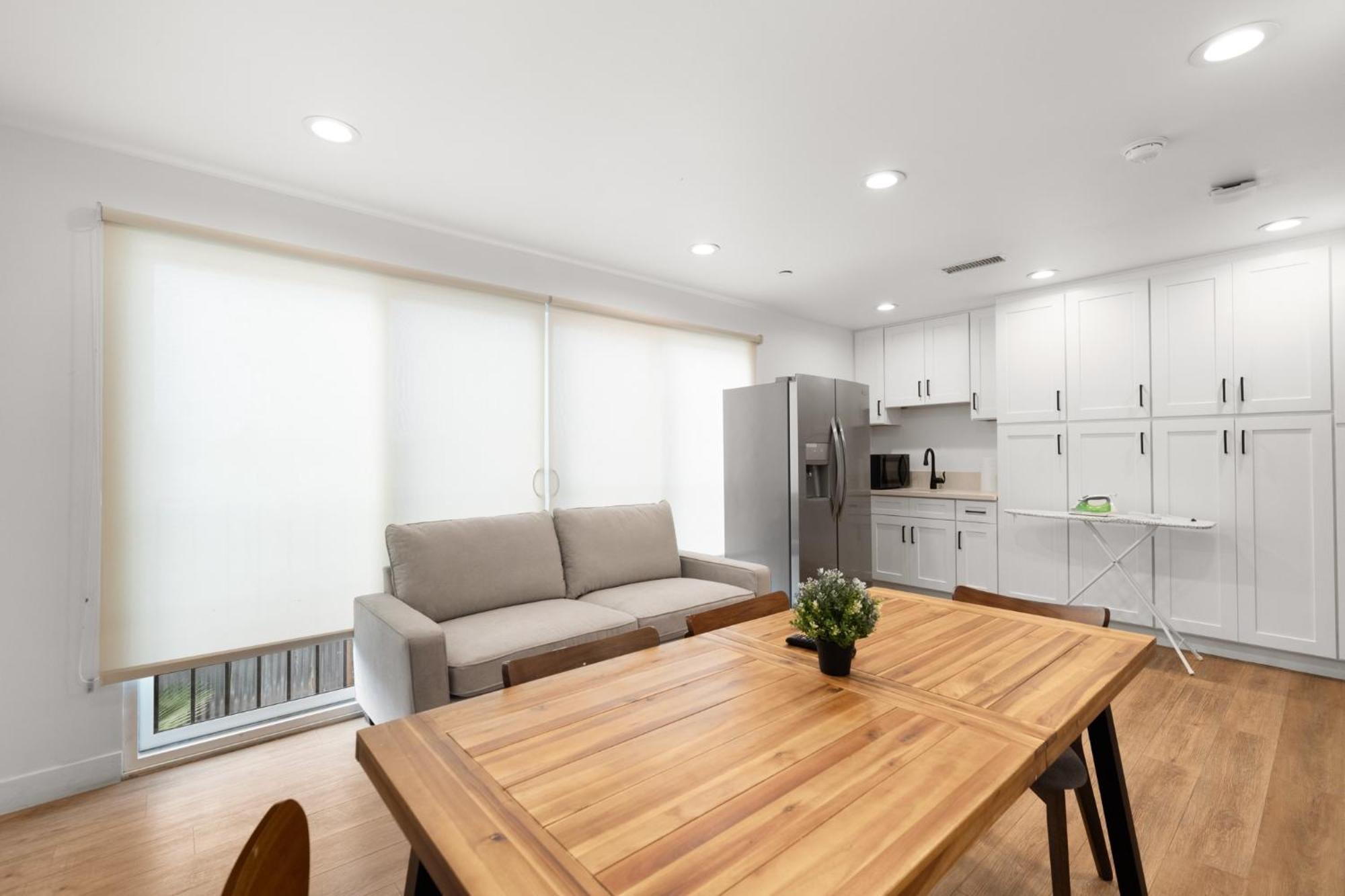 Charming Urban Retreat Near Usc In La- Private Room With Share Living Room With Kitchen 로스앤젤레스 외부 사진